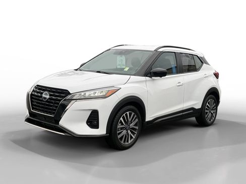 Used 2024 Nissan Kicks SR image 1