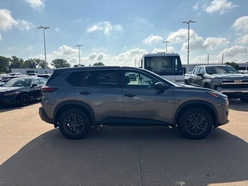Used 2023 Nissan Rogue S AWD/4WD image 2
