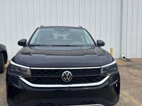 Used 2024 Volkswagen Taos SE FWD image 2