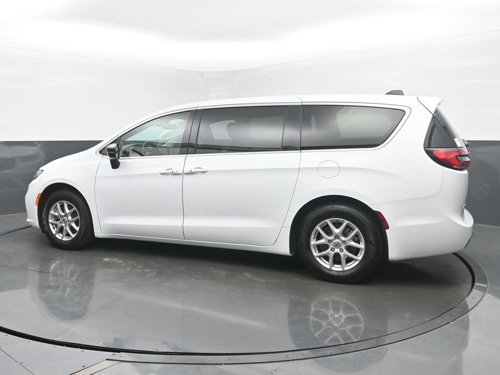 Used 2024 Chrysler Pacifica Touring-L FWD image 3