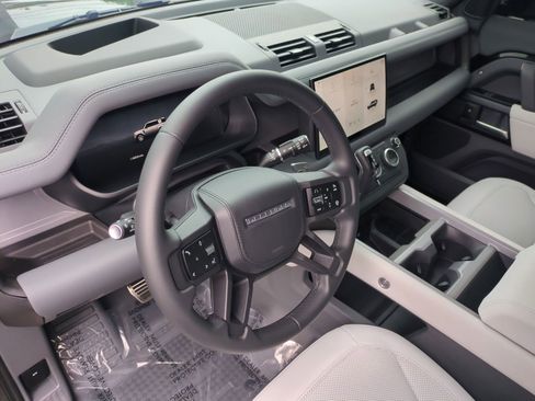 Used 2025 Land Rover Defender 110 V8 AWD/4WD image 17