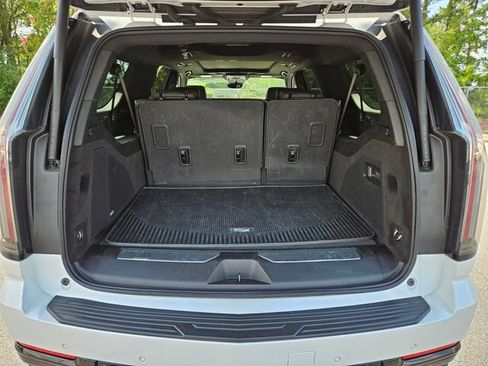 Used 2025 Cadillac Escalade ESV Sport w/ LPO, ONYX Package AWD/4WD image 18