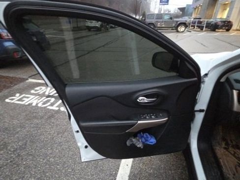 Used 2017 Jeep Cherokee Latitude w/ Comfort/Convenience Group image 24