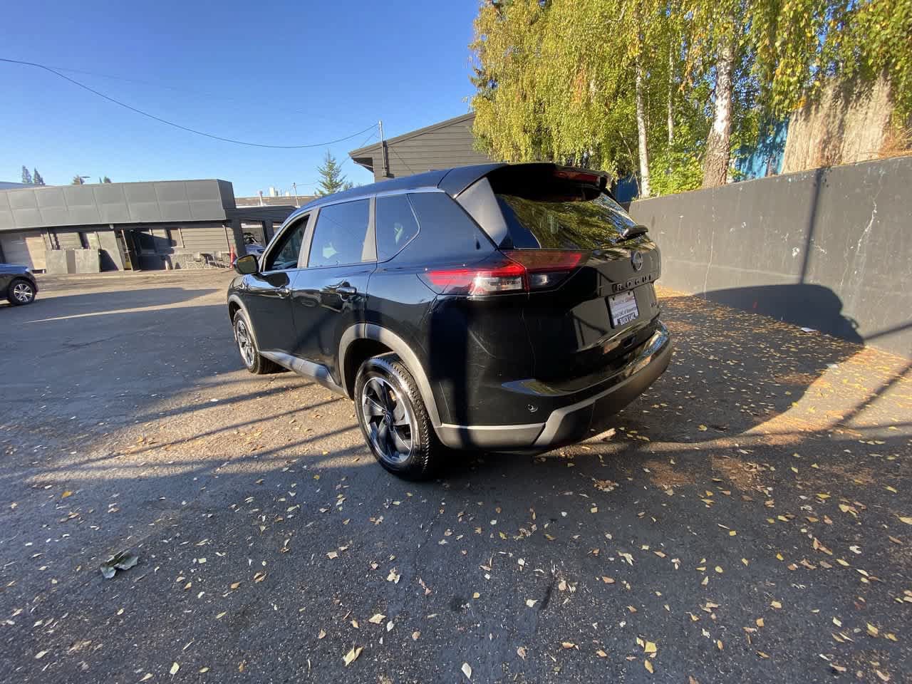 Used 2025 Nissan Rogue SV AWD/4WD image 4