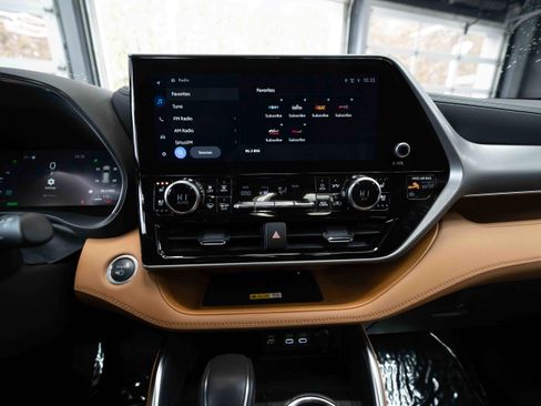 Used 2024 Toyota Highlander Platinum image 14