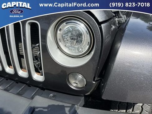 Used 2017 Jeep Wrangler Unlimited Sahara w/ Connectivity Group AWD/4WD image 11