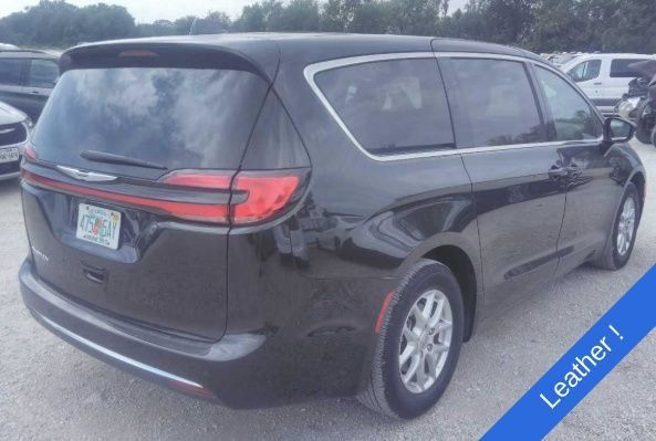 Used 2025 Chrysler Pacifica Select FWD image 2