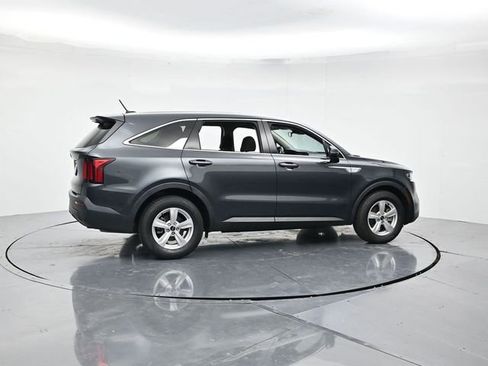 Used 2023 Kia Sorento LX image 2