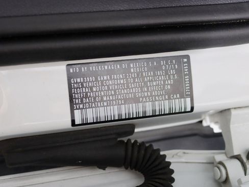Used 2019 Volkswagen Beetle 2.0T SE FWD image 32