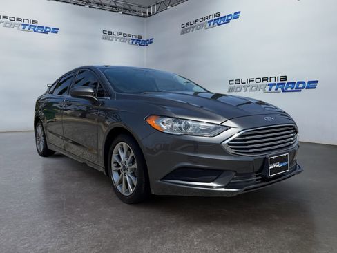 Used 2017 Ford Fusion SE w/ Fusion SE Technology Package FWD image 3