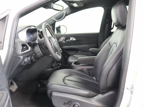 Used 2025 Chrysler Pacifica Select FWD image 8