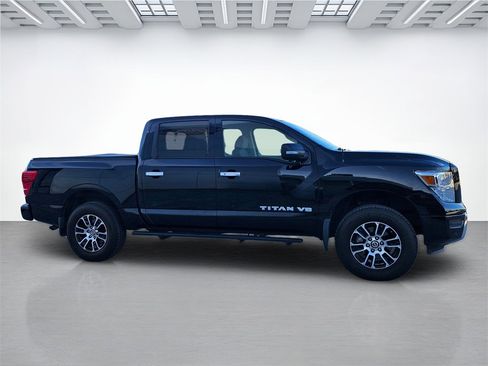 Used 2020 Nissan Titan SV w/ SV Convenience Package image 4