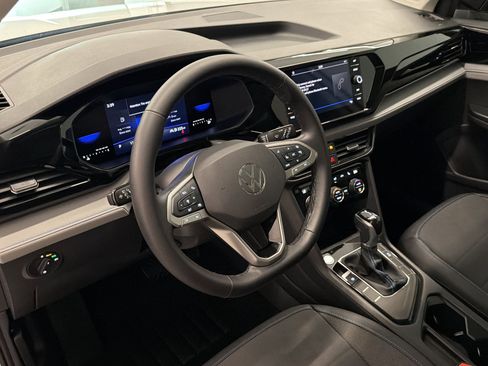 Used 2024 Volkswagen Taos SE image 4