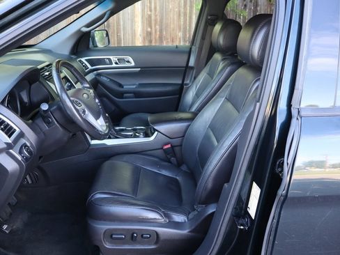 Used 2014 Ford Explorer XLT w/ Equipment Group 202A AWD/4WD image 19