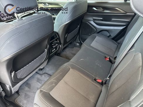 Used 2024 Jeep Grand Cherokee Laredo image 13