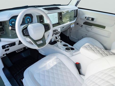 Used 2025 Ford Bronco Badlands AWD/4WD image 9