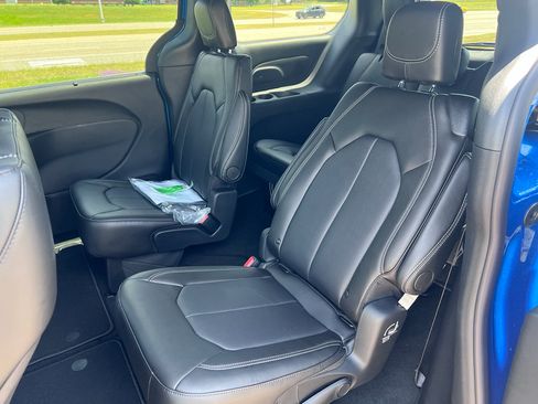 New 2027 Chrysler Pacifica Select w/ Family Tech Group FWD image 21