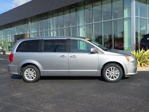Used 2019 Dodge Grand Caravan SXT image 18