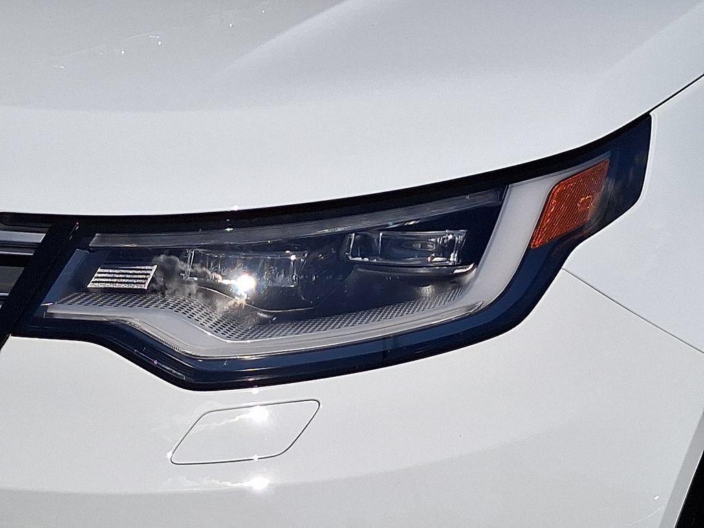 Certified 2026 Land Rover Discovery S AWD/4WD image 9