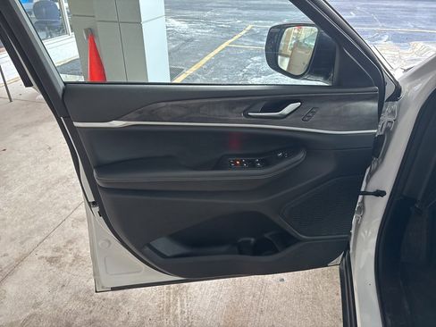 Used 2023 Jeep Grand Cherokee Limited image 6