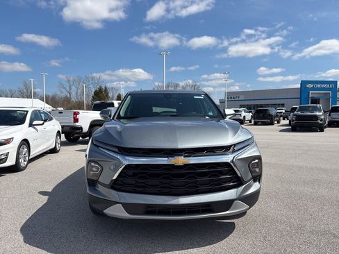 Used 2025 Chevrolet Blazer LT FWD image 2