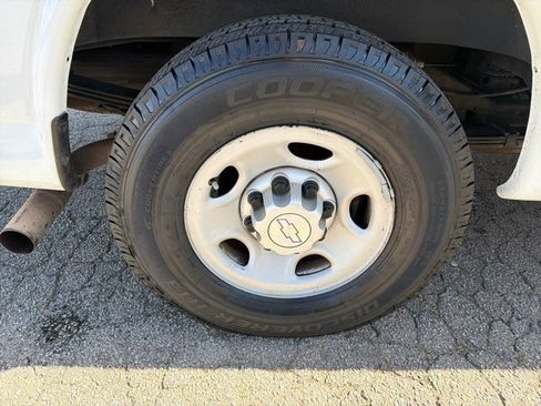 Used 2018 Chevrolet Express 2500 RWD image 32