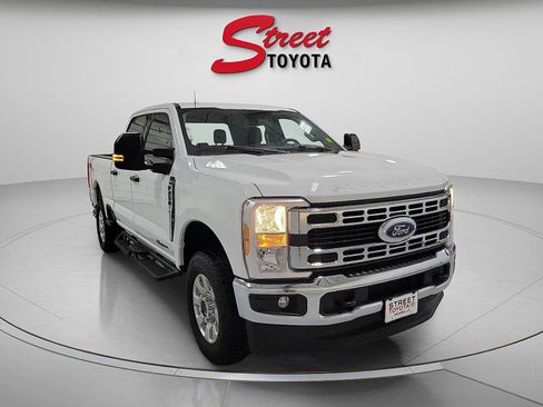 Used 2023 Ford F250 XLT w/ FX4 Off-Road Package AWD/4WD image 3