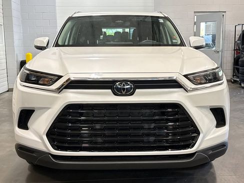 Used 2025 Toyota Grand Highlander AWD image 2