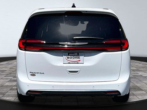 Used 2025 Chrysler Pacifica Select FWD image 5