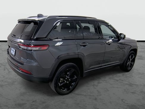 Used 2023 Jeep Grand Cherokee Altitude image 4