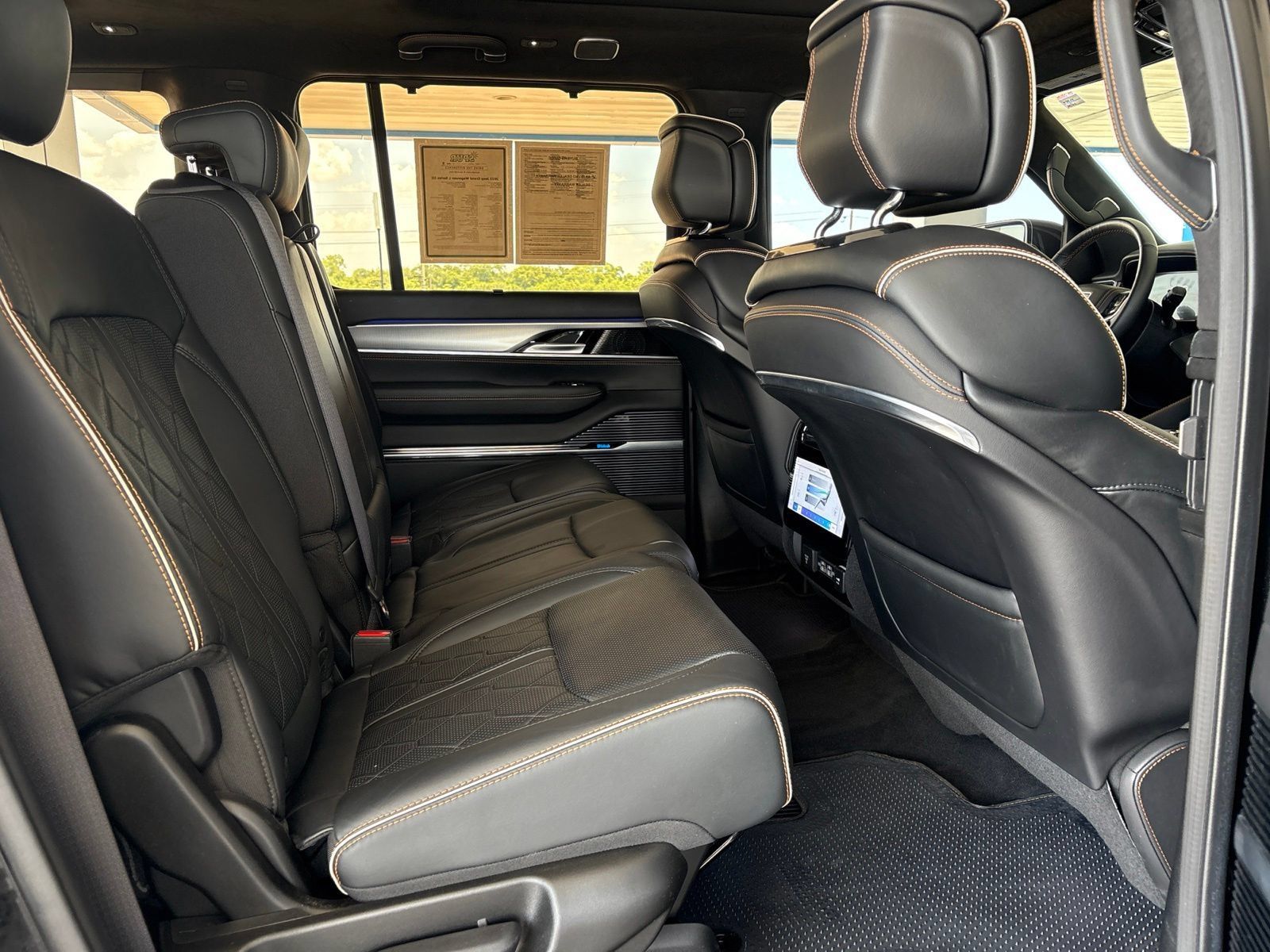 Used 2023 Jeep Grand Wagoneer L Series III AWD/4WD image 23
