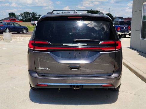 Used 2022 Chrysler Pacifica Touring-L FWD image 5