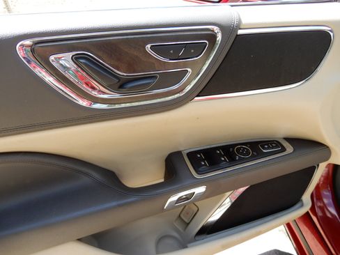 Used 2018 Lincoln Continental Premiere image 18