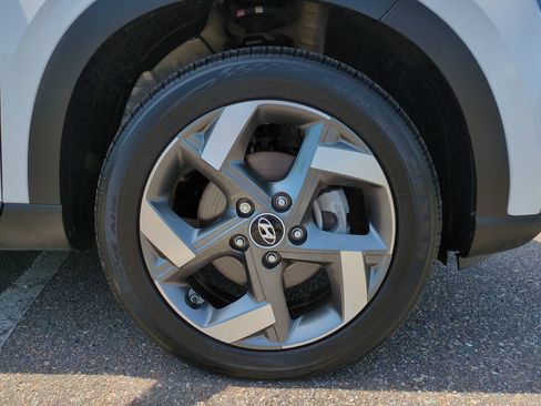 Used 2025 Hyundai Venue SEL FWD image 11