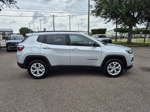 Used 2024 Jeep Compass Latitude AWD/4WD image 9