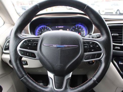 Used 2018 Chrysler Pacifica Touring-L Plus image 35