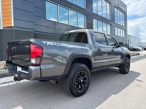 Used 2018 Toyota Tacoma TRD Off-Road w/ Technology Package AWD/4WD image 3