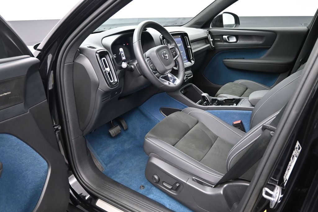 Used 2023 Volvo XC40 Recharge Ultimate w/ Protection Package Premier AWD/4WD image 9