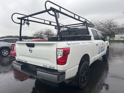 Used 2019 Nissan Titan SV image 4
