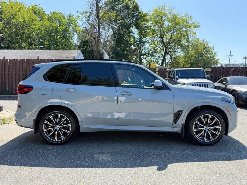 Used 2025 BMW X5 xDrive40i w/ M Sport Package AWD/4WD image 5