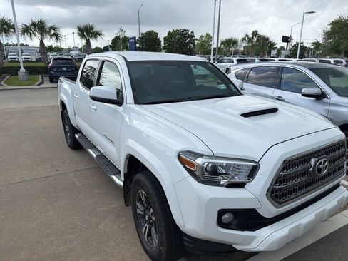 Used 2017 Toyota Tacoma TRD Sport w/ Tow Package image 2