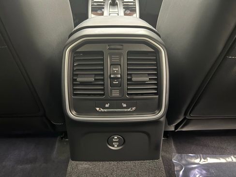 Used 2026 Porsche Macan AWD/4WD image 17