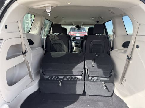 Used 2023 Chrysler Voyager LX image 5