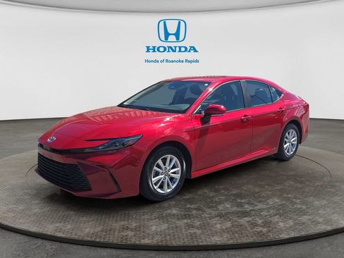 Used 2025 Toyota Camry SE FWD image 1