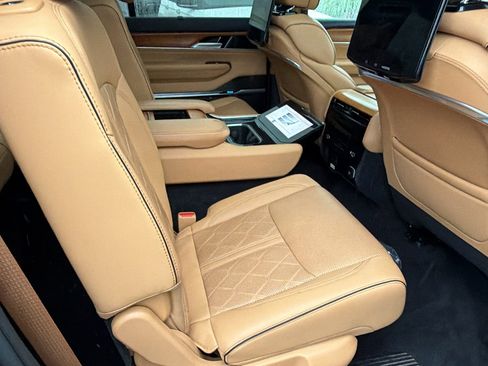 Used 2025 Jeep Grand Wagoneer Series III w/ Rear Seat Video Group 1 AWD/4WD image 21
