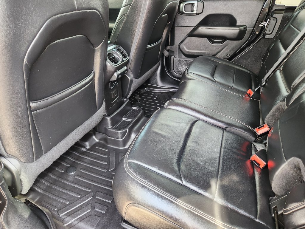 Used 2018 Jeep Wrangler Unlimited Sahara AWD/4WD image 9