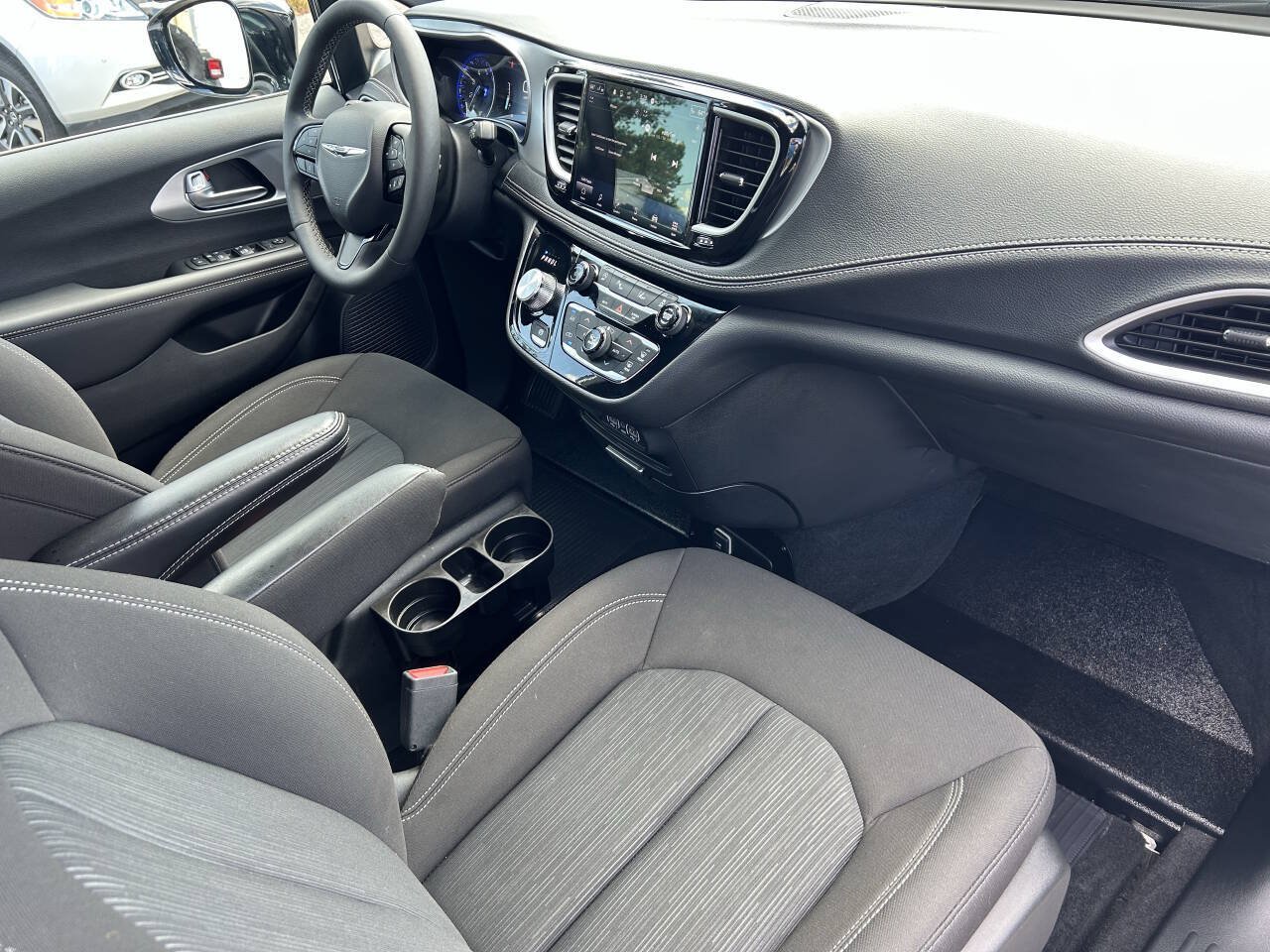 Used 2024 Chrysler Pacifica Touring FWD image 26