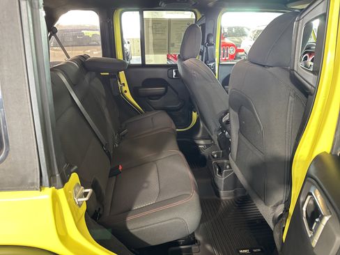 Used 2023 Jeep Wrangler Unlimited Rubicon AWD/4WD image 12