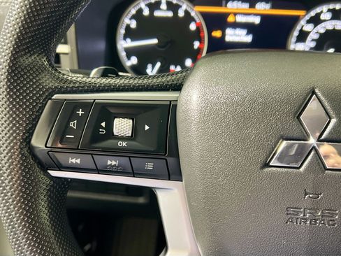 Used 2023 Mitsubishi Outlander ES image 18