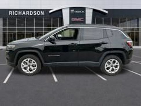 Used 2025 Jeep Compass Latitude w/ Convenience Group AWD/4WD image 9